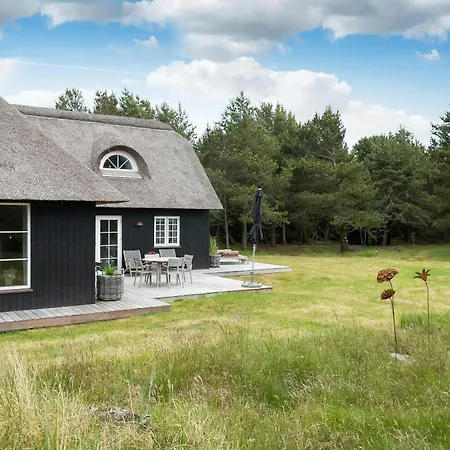 Prázdninový dům Enchanting Thatched In Dunes